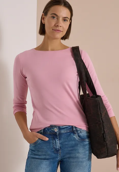 Langarm Shirt mit U-Boot-Ausschnitt mellow rose Frau trägt rosa Langarmshirt und Jeans, mit einer Tasche über der Schulter vor neutralem Hintergrund.