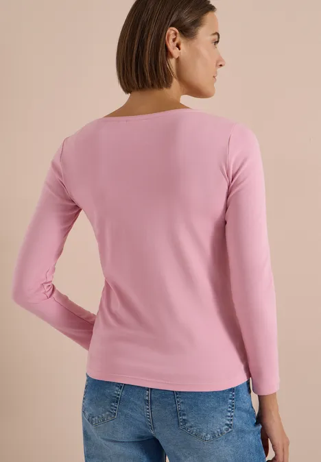 Langarm Shirt mit U-Boot-Ausschnitt mellow rose Frau von hinten in rosa Langarmshirt und blauen Jeans vor neutralem Hintergrund.