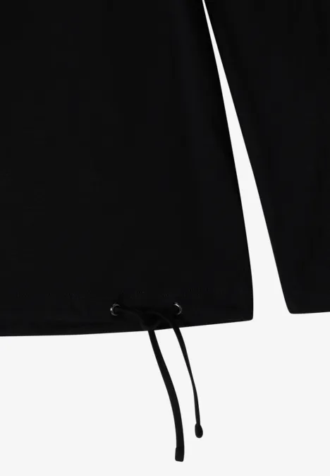 Schwarzes Langarmshirt mit verstellbarem Saum und schwarzen Kordeln.