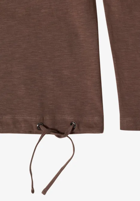 Braunes Langarmshirt mit Tunnelzug und Bindeband am Saum.