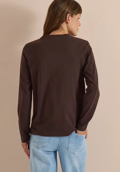 Langarm Shirt mit Rundhals und Tunnelzug truffle brown Rückansicht einer Frau in braunem Langarmshirt und hellblauen Jeans vor schlichtem Hintergrund.