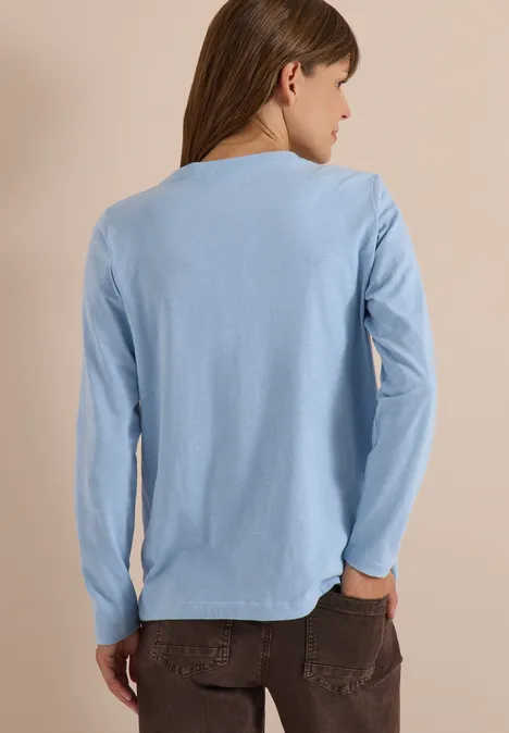 Rückansicht einer Person in hellblauem Langarmshirt.