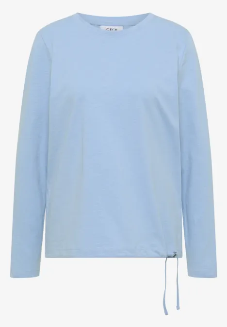 Hellblaues Langarmshirt mit Rundhalsausschnitt und seitlichem Kordelzug.