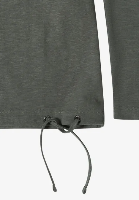 Dunkelgrünes Langarmshirt mit verstellbarem Saum und Kordelzug unten.