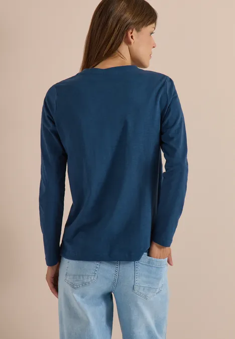 Langarm Shirt mit Rundhals und Tunnelzug moonlight blue Frau von hinten in blauem Langarmshirt und hellen Jeans
