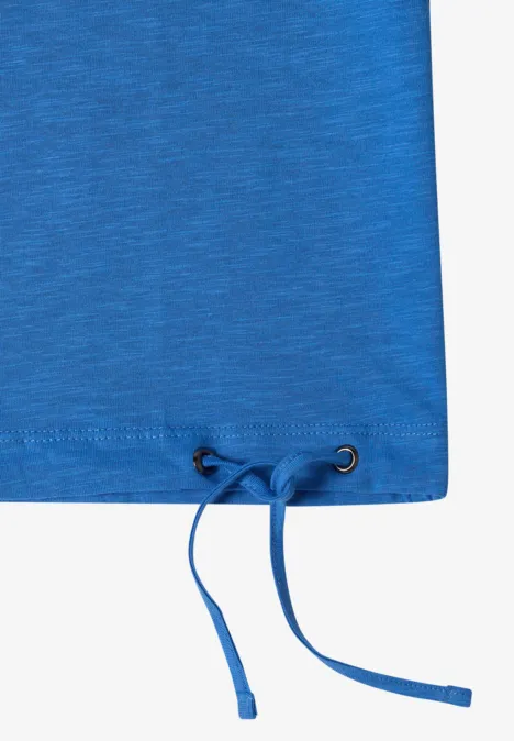 Close-up van een blauw kledingstuk met zoom en koord door ringen