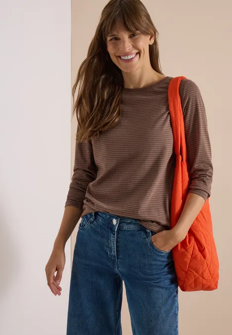 Langarm Shirt mit Boat Neck und Streifen urban taupe Lächelnde Frau in braunem Langarmshirt, Jeans und oranger Umhängetasche.