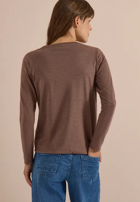Langarm Shirt mit Boat Neck und Streifen urban taupe Frau von hinten trägt braunes, gestreiftes Langarmshirt und blaue Jeans.
