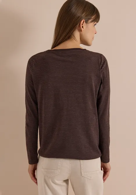 Langarm Shirt mit Boat Neck und Streifen truffle brown Frau von hinten in braun gestreiftem Langarmshirt und beigen Hosen vor beigem Hintergrund.