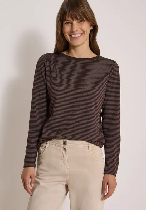 Langarm Shirt mit Boat Neck und Streifen truffle brown Eine lächelnde junge Frau trägt ein dunkelgestreiftes Langarmshirt und helle Hosen vor hellem Hintergrund.
