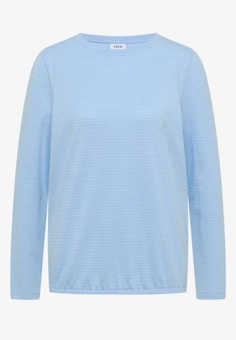 Hellblaues Langarmshirt mit dezenten Streifen.