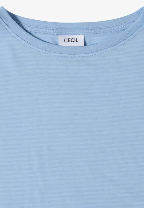 Hellblaues T-Shirt mit kurzem Arm und Rundhalsausschnitt, mit CECIL-Label am Kragen.