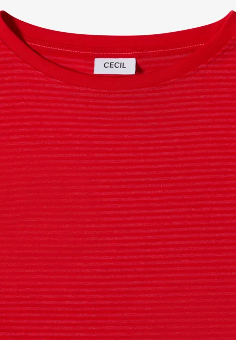 Rotes, fein geripptes Damenoberteil mit Rundhalsausschnitt und Label "CECIL" am Kragen