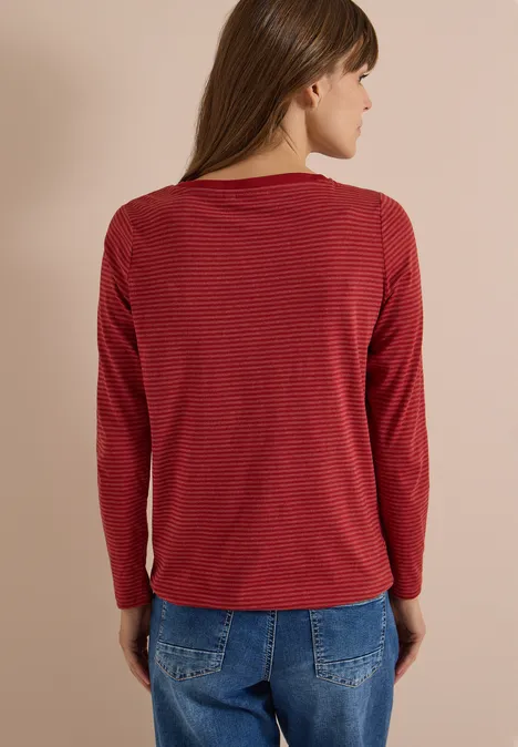 Langarm Shirt mit Boat Neck und Streifen russet red Rückansicht einer Frau in rotem, leicht gestreiftem Langarmshirt und blauer Jeans vor neutralem Hintergrund.