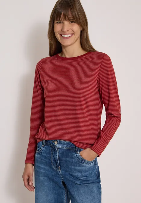 Langarm Shirt mit Boat Neck und Streifen russet red Eine lächelnde Frau trägt ein rotes, langärmliges Shirt mit feinen Streifen und blaue Jeans.