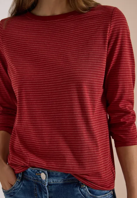 Langarm Shirt mit Boat Neck und Streifen russet red Rotes, langärmliges, gestreiftes Oberteil an einer Person, kombiniert mit Jeans.