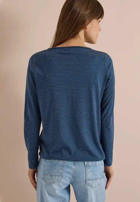 Langarm Shirt mit Boat Neck und Streifen moonlight blue Frau von hinten in blau gestreiftem Langarmshirt und hellblauen Jeans.