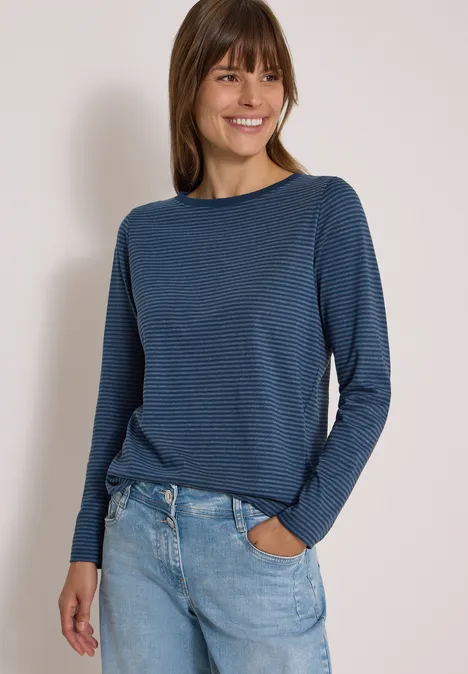 Langarm Shirt mit Boat Neck und Streifen moonlight blue Frau mit blau gestreiftem Langarmshirt und Jeans lächelt, Hände in den Taschen
