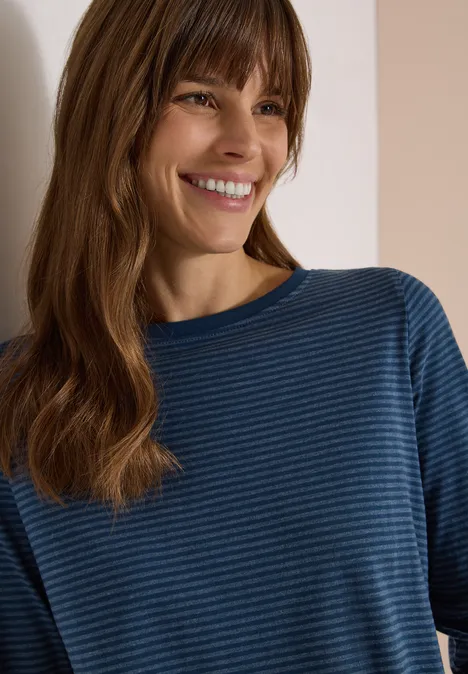 Langarm Shirt mit Boat Neck und Streifen moonlight blue Eine lächelnde Frau in blau-gestreiftem Shirt