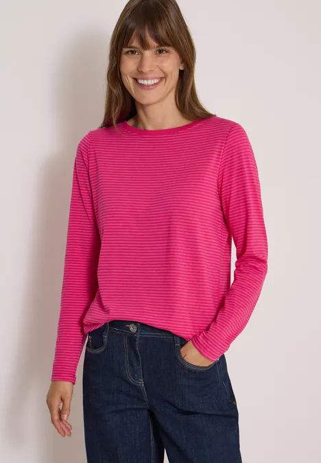 Langarm Shirt mit Boat Neck und Streifen pink flash Frau in pinkem Langarmshirt und Jeans, lächelnd vor hellem Hintergrund.