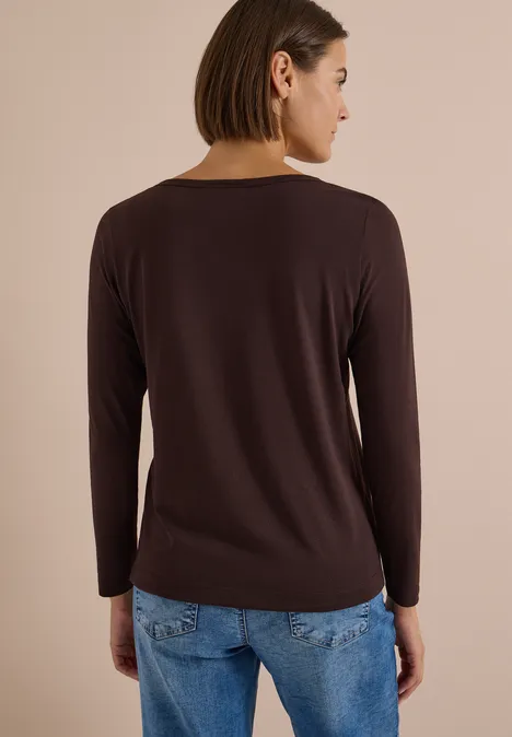 Shirt mit Split Neck im Tunika-Look truffle brown Rückansicht einer Frau mit kurzen Haaren in langärmeligem braunem Oberteil und hellblauen Jeans.