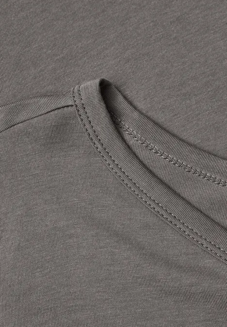 Shirt mit Split Neck im Tunika-Look storm grey Nahaufnahme eines grauen T-Shirt-Ausschnitts mit feiner Naht.