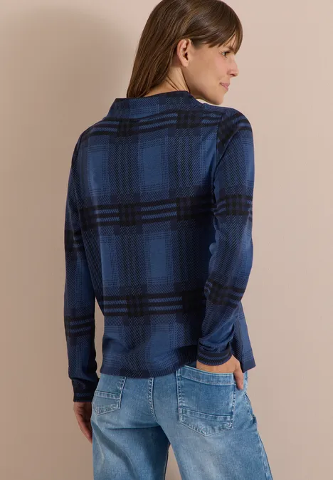 Shirt met lange mouwen, trechterhals en patroon urban dark blue melange Frau von hinten in blau karierter Bluse und Jeans, Hände in den Hosentaschen.