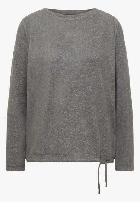 Graues, glitzerndes Langarmshirt mit Rundhalsausschnitt und seitlicher Bindeschnur am Saum.