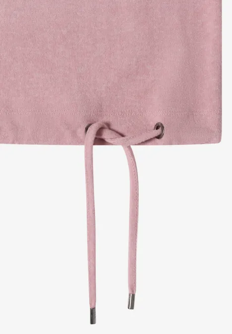 Nahaufnahme eines rosa Kleidungsstücks mit Tunnelzug und Kordel am Saum.