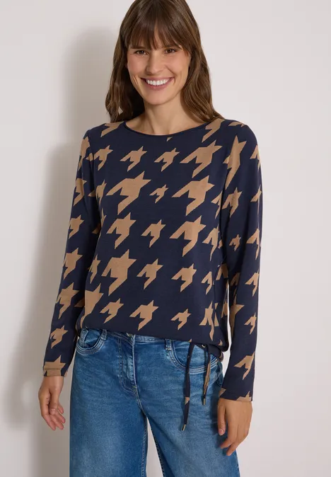 Shirt met lange mouwen, boothals en print urban dark blue Eine lächelnde Frau trägt ein blau-beiges Hahnentritt-Longsleeve zu Jeans.