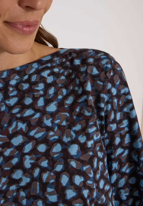 T-shirt à col bateau et motif patchwork raw chocolate brown Haut féminin marron à motif léopard abstrait bleu, encolure bateau ample.