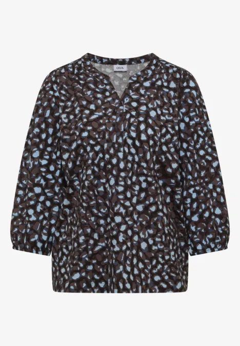 Schwarze Bluse mit blau-weißen abstrakten Mustern, V-Ausschnitt und 3/4-Ärmeln.