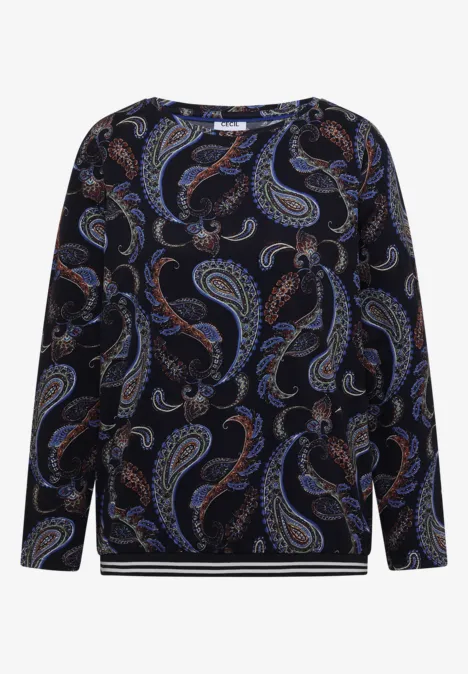 Damenbluse mit Rundhalsausschnitt, langen Ärmeln und buntem Paisley-Muster in Blau und Orange auf dunklem Grund.