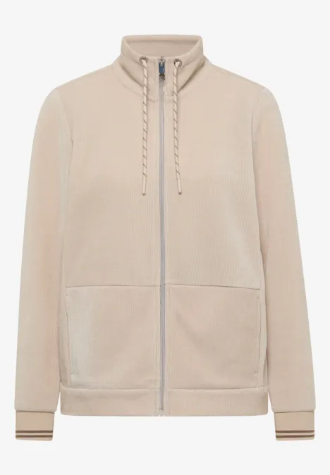 Beige Sweatjacke mit Stehkragen, Reißverschluss, Kordelzug und aufgesetzten Taschen.
