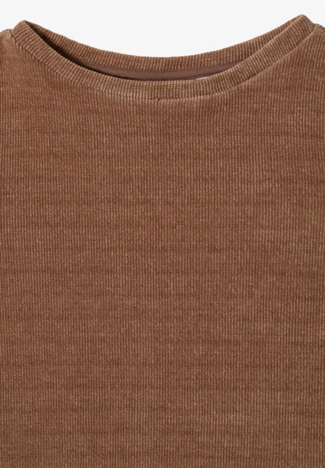 T-shirt à manches 3/4 en velours côtelé avec encolure bateau creamy mocha Pull marron en maille fine avec col rond, présenté à plat.