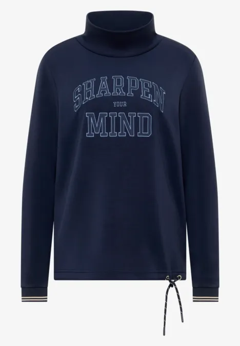 Dunkelblauer Rollkragenpullover mit Kordelzug am Saum und Schriftzug 'SHARPEN YOUR MIND'.