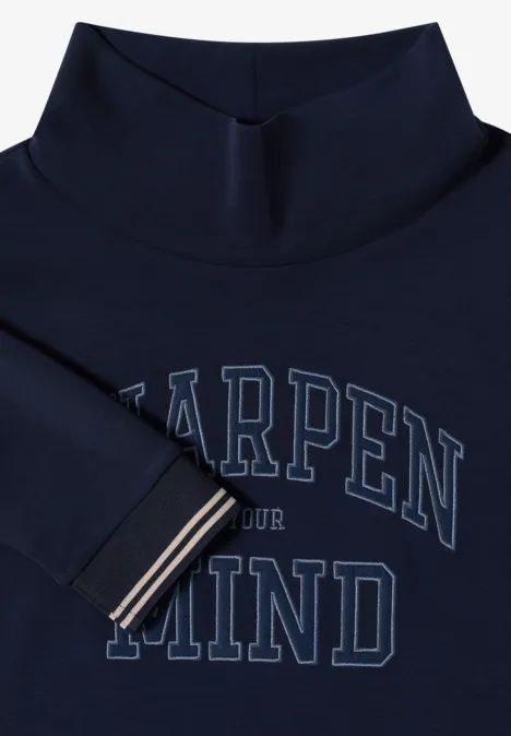 Dunkelblauer Rollkragenpullover mit aufgedrucktem Schriftzug 'Sharpen Your Mind' und gestreiftem Ärmelbündchen.