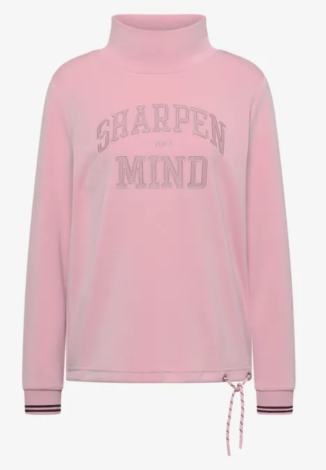 Rosa Rollkragenpullover mit Schriftzug ‚SHARPEN MIND‘, Kordelzug am Saum und gestreiftem Ärmelabschluss.