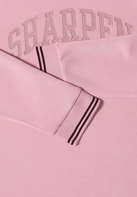 Rosa Pullover mit aufgedrucktem Schriftzug 'SHARPEN' und gestreiften Ärmeln.
