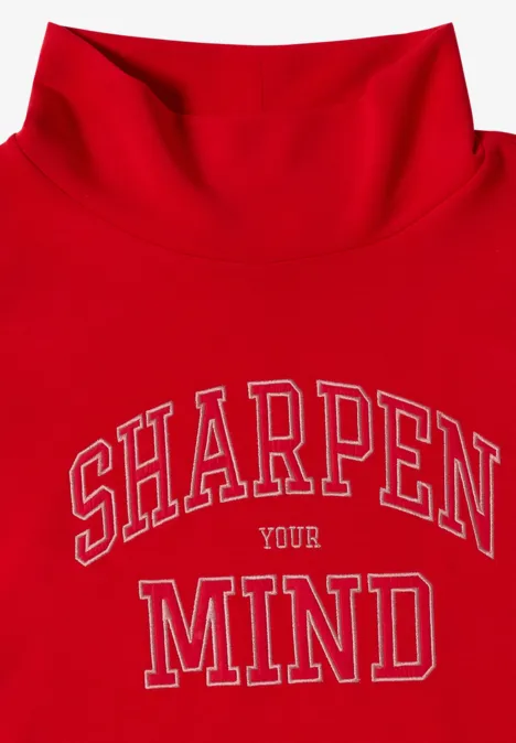 Rotes Shirt mit Stehkragen und dem weißen Text 'SHARPEN YOUR MIND' auf der Vorderseite.