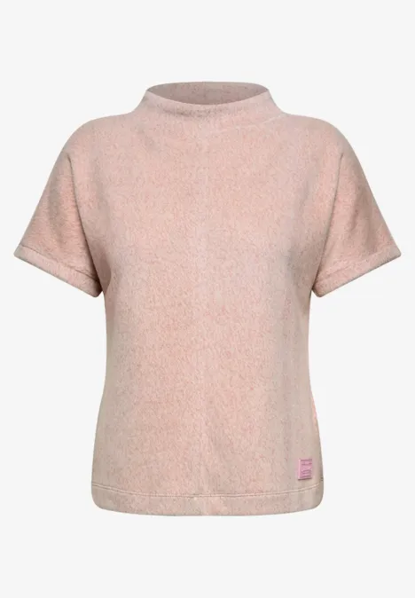 Różowy sweter z krótkim rękawem, luźnym krojem, podwyższonym kołnierzem i miękkiego materiału.