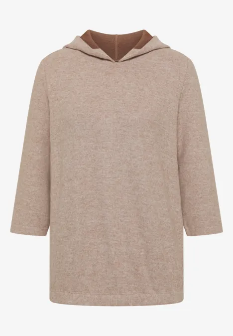 Pull beige à capuche et manches 3/4.