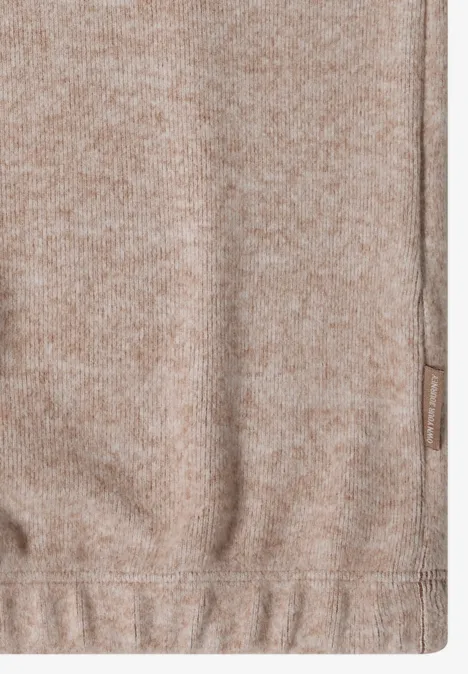 Pull en maille beige avec ourlet côtelé fin et petit logo sur le côté.
