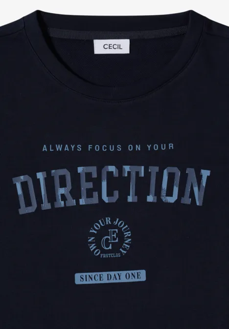 T-shirt à manches 3/4, col rond et inscription urban dark blue T-shirt bleu marine avec inscription 'Always Focus On Your Direction', ancre et 'Since Day One'.