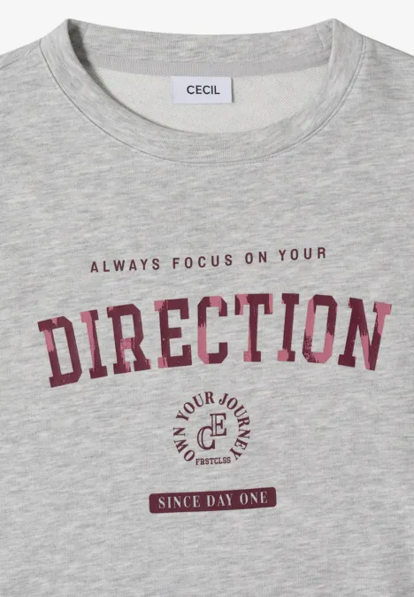Graues Tanktop mit dem Aufdruck 'Always focus on your direction' und Emblem 'Your journey since day one'.