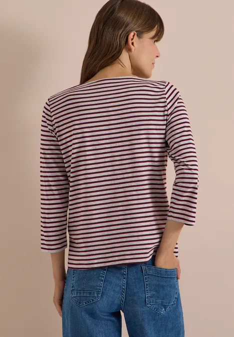 3/4-Arm Shirt mit Boat Neck und Streifen light grey melange Frau von hinten mit gestreiftem 3/4-Arm-Shirt und blauen Jeans vor hellem Hintergrund.