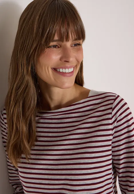 3/4-Arm Shirt mit Boat Neck und Streifen light grey melange Eine Frau mit braunen Haaren und Stirnfransen, die in gestreiftem Shirt vor hellem Hintergrund lächelt.