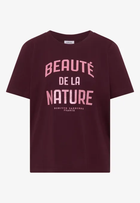 Dunkelrotes T-Shirt mit rosa-weißer Aufschrift 'Beauté de la Nature' auf der Vorderseite.
