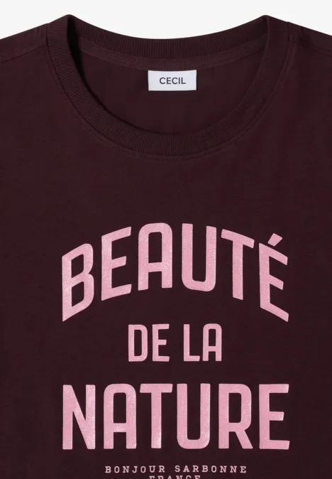 Bordeauxfarbenes T-Shirt mit rosa Aufschrift 'BEAUTÉ DE LA NATURE' und Rundhalsausschnitt.