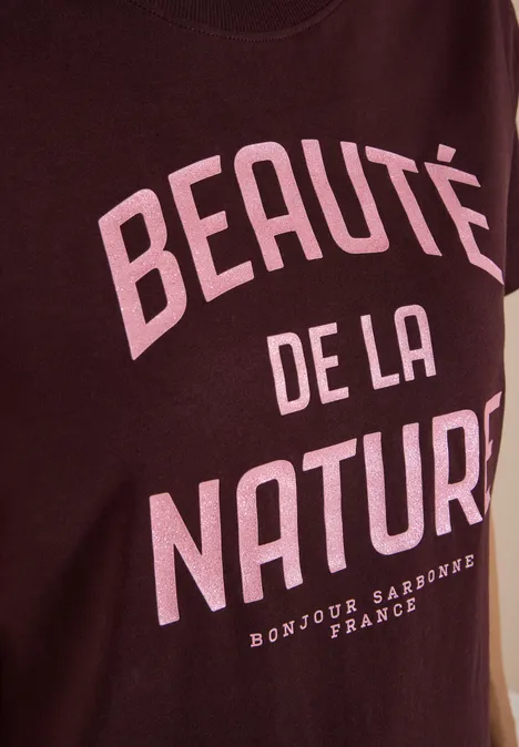 Ein dunkelrotes T-Shirt mit rosa Aufschrift 'Beauté de la Nature' und 'Bonjour Sarronne France'.
